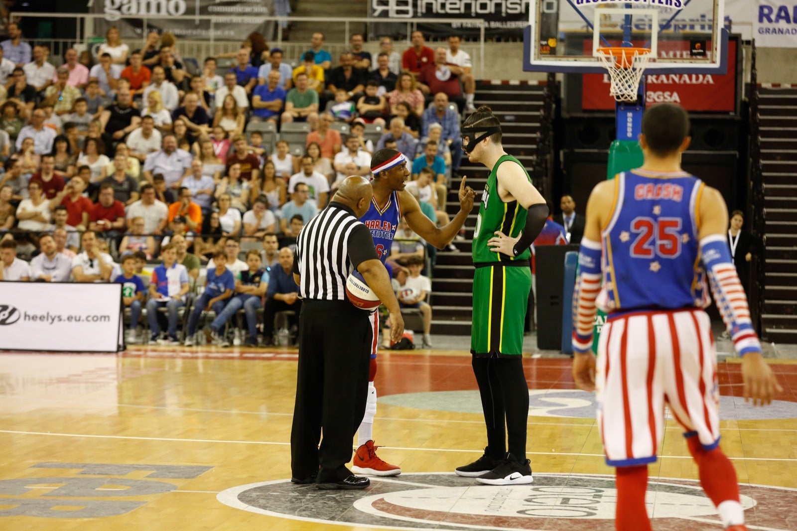 El Palacio de los Deportes de Granada fue el escenario de las espectaculares acrobacias con canastas de por medio del mítico equipo de Harlem