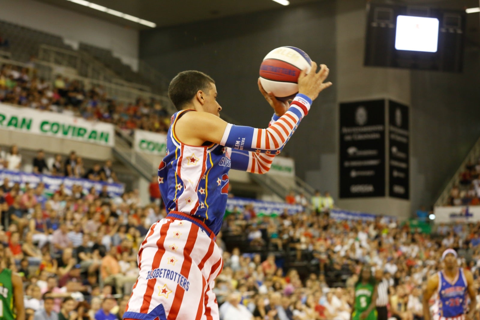 El Palacio de los Deportes de Granada fue el escenario de las espectaculares acrobacias con canastas de por medio del mítico equipo de Harlem