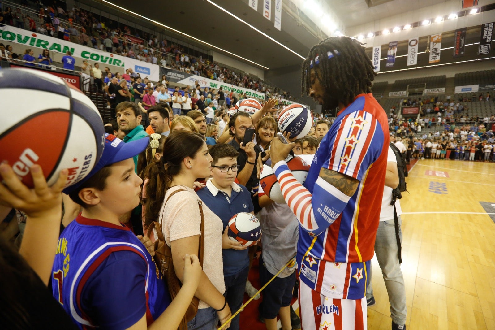 El Palacio de los Deportes de Granada fue el escenario de las espectaculares acrobacias con canastas de por medio del mítico equipo de Harlem