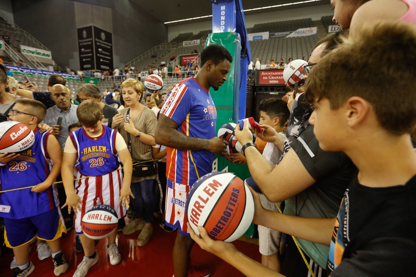 El Palacio de los Deportes de Granada fue el escenario de las espectaculares acrobacias con canastas de por medio del mítico equipo de Harlem