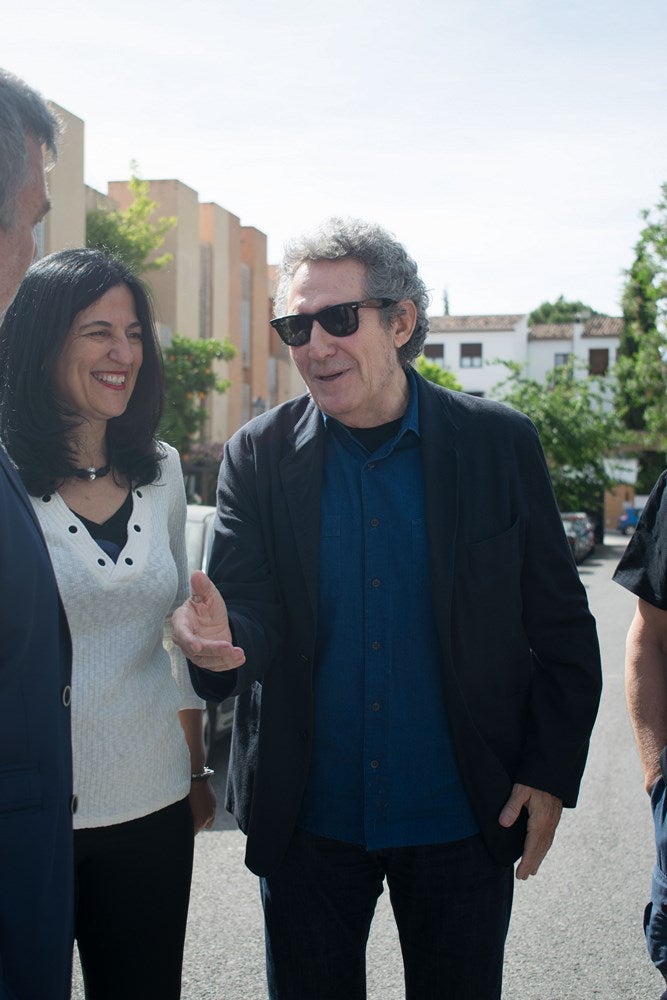 El cantante Miguel Rios, visita el IES Albayzin de Granada, donde se ha inaugurado un estudio de grabación con su nombre