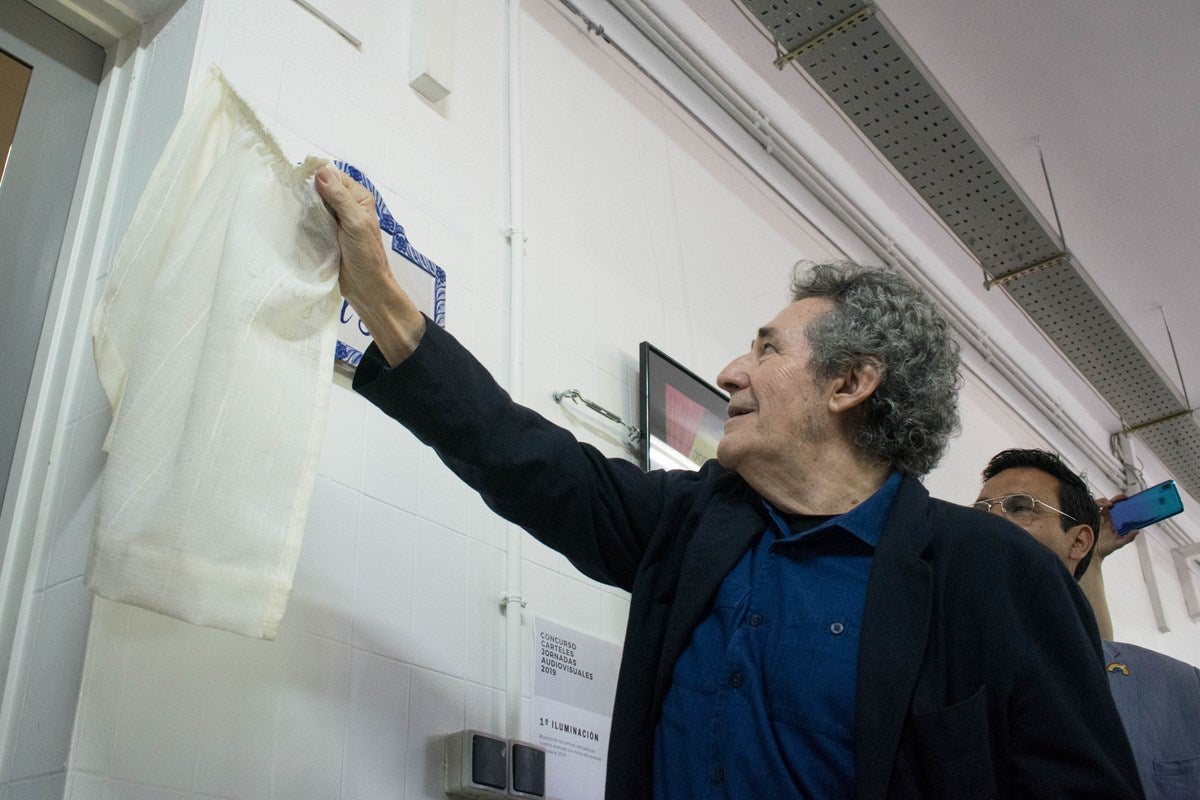 El cantante Miguel Rios, visita el IES Albayzin de Granada, donde se ha inaugurado un estudio de grabación con su nombre