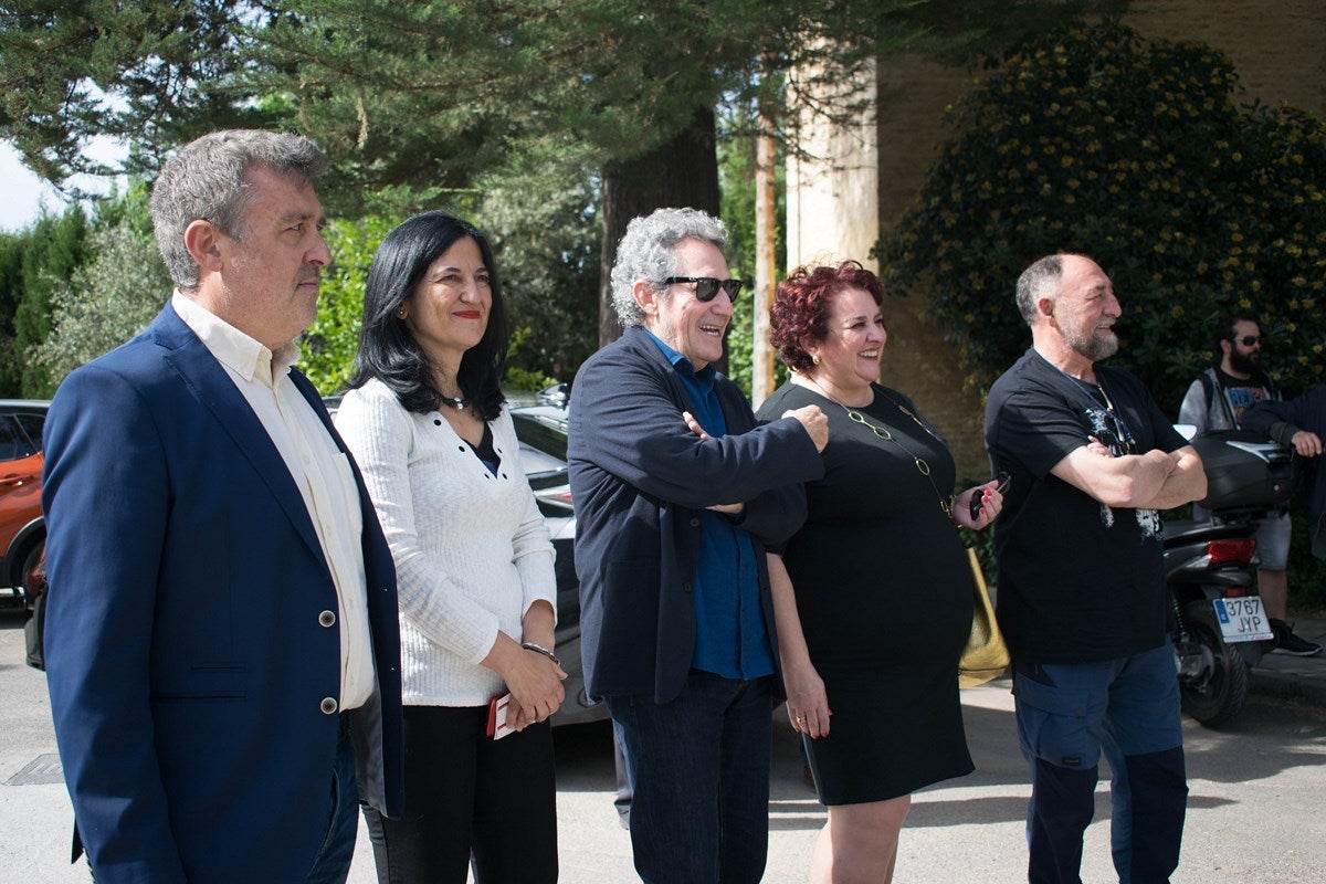 El cantante Miguel Rios, visita el IES Albayzin de Granada, donde se ha inaugurado un estudio de grabación con su nombre