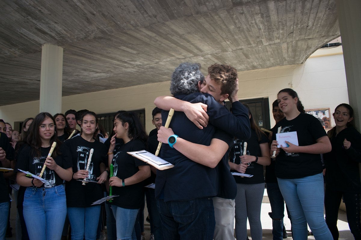 El cantante Miguel Rios, visita el IES Albayzin de Granada, donde se ha inaugurado un estudio de grabación con su nombre.