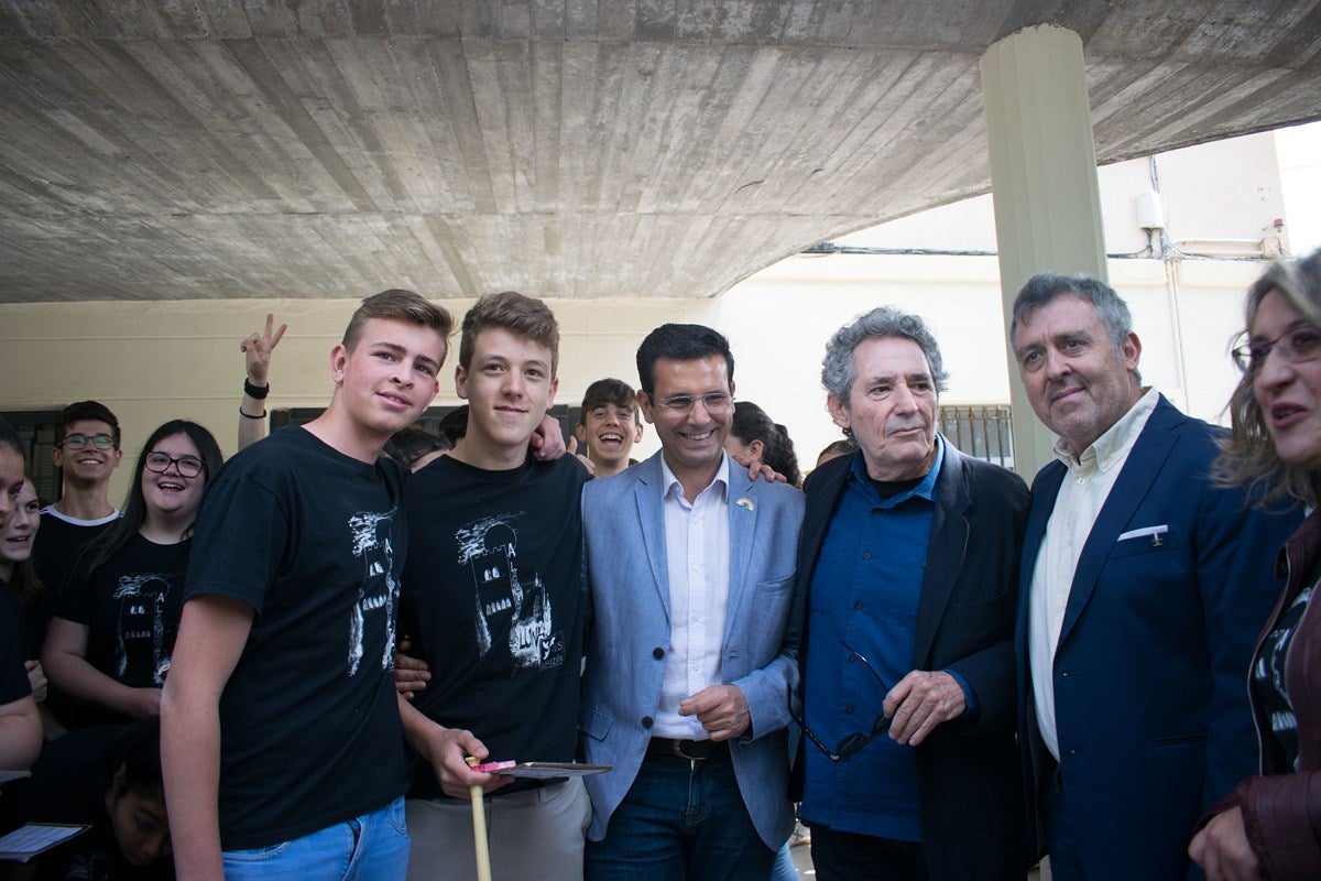 El cantante Miguel Rios, visita el IES Albayzin de Granada, donde se ha inaugurado un estudio de grabación con su nombre.
