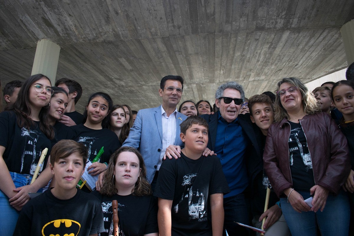 El cantante Miguel Rios, visita el IES Albayzin de Granada, donde se ha inaugurado un estudio de grabación con su nombre.