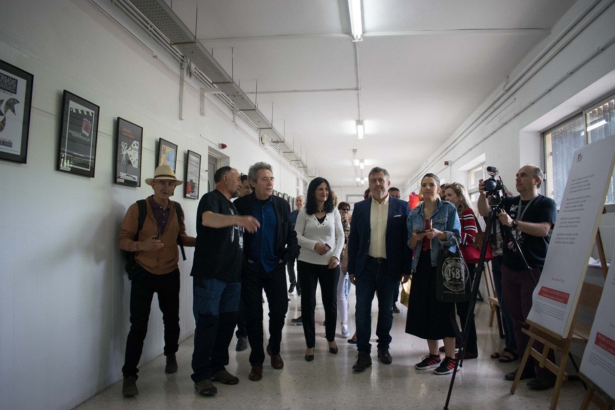 El cantante Miguel Rios, visita el IES Albayzin de Granada, donde se ha inaugurado un estudio de grabación con su nombre.