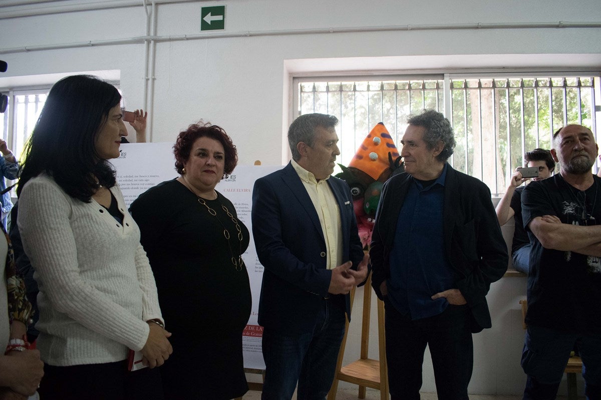 El cantante Miguel Rios, visita el IES Albayzin de Granada, donde se ha inaugurado un estudio de grabación con su nombre.