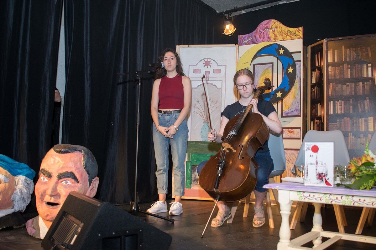 El cantante Miguel Rios, visita el IES Albayzin de Granada, donde se ha inaugurado un estudio de grabación con su nombre
