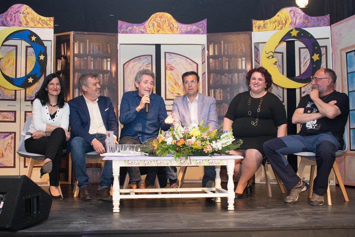 El cantante Miguel Rios, visita el IES Albayzin de Granada, donde se ha inaugurado un estudio de grabación con su nombre.