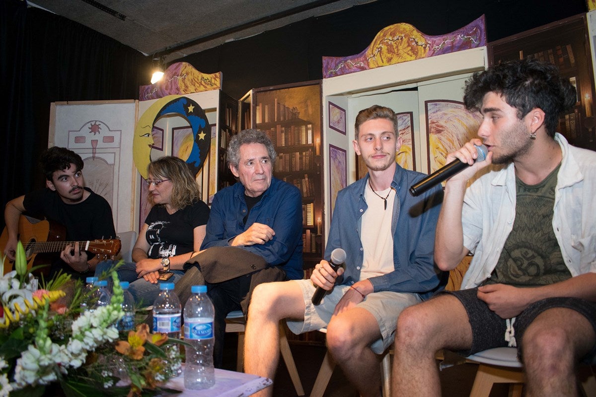 El cantante Miguel Rios, visita el IES Albayzin de Granada, donde se ha inaugurado un estudio de grabación con su nombre