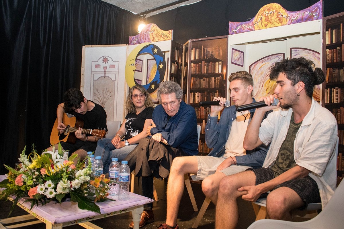 El cantante Miguel Rios, visita el IES Albayzin de Granada, donde se ha inaugurado un estudio de grabación con su nombre.