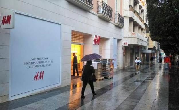 El establecimiento de H&M en el Paseo de Almería se cerró el año pasado, el local aún continúa sin nuevo inquilino pese a ser uno de los mejor situados de Almería.