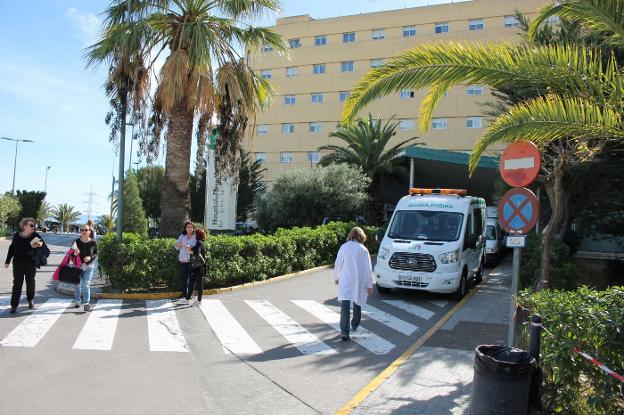 Entrada principal del hospital de Torrecárdenas, centro hospitalario de referencia de la provincia.