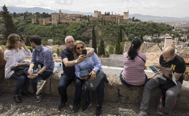 Los turistas gastan de media al día en Granada 72,4 euros, muy por encima del promedio andaluz