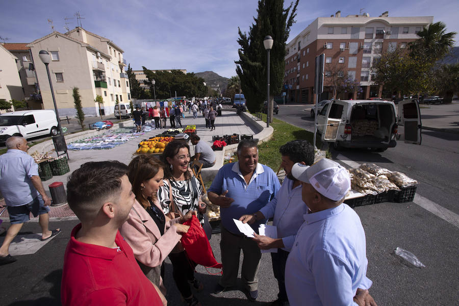 Socialistas, populares y la plataforma Motril Dice pasaron ayer por el mercadillo