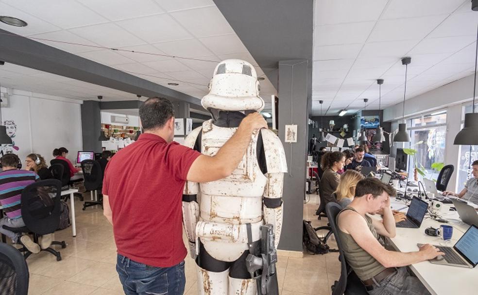 Nada mejor que un soldado imperial de Star Wars para 'garantizar' la seguridad de los usuarios del coworking Errante de Granada. 