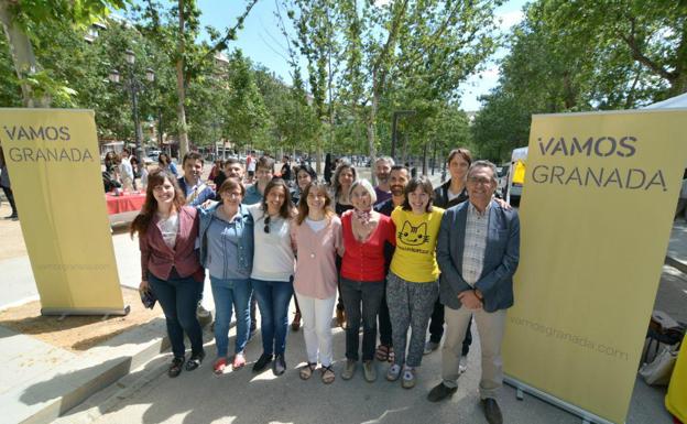 Componentes de la candidatura de Vamos Granada, con Marta Gutiérrez al frente, posan en el paseo del Salón.