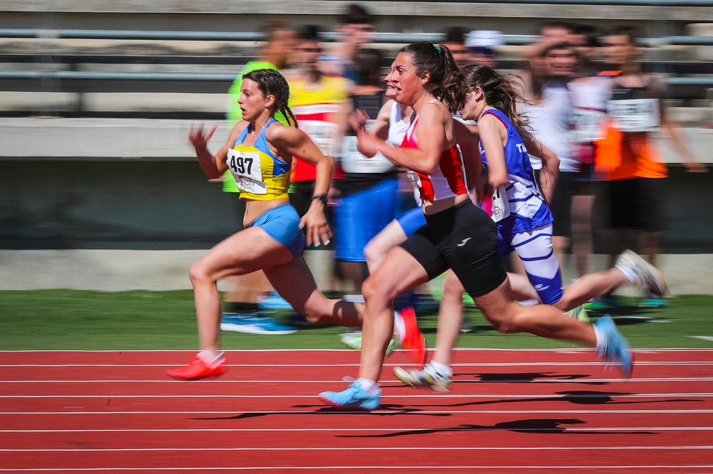 Cerca de trescientos deportistas se encuentran desde ayer en el Complejo Deportivo Núñez Blanca participando en las distintas pruebas de este Campeonato de España organizado por la FEDDI