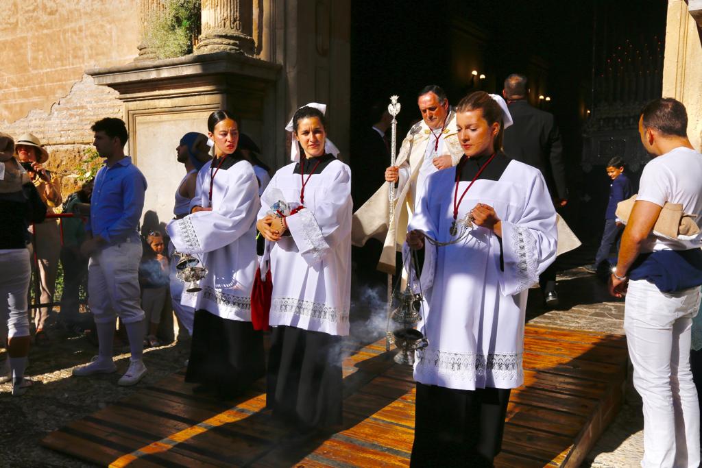 Aquí puedes ver una seleción de las mejores imágenes del recorrido de la Virgen de las Maravillas por las calles de la capital