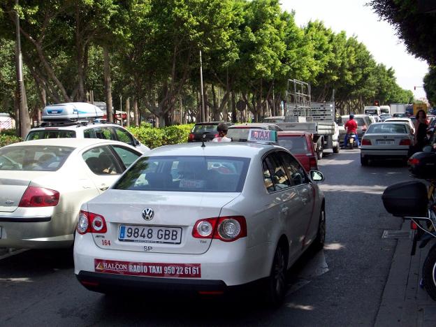 Vehículos en un atasco en la avenida Federico García Lorca de Almería en hora punta.