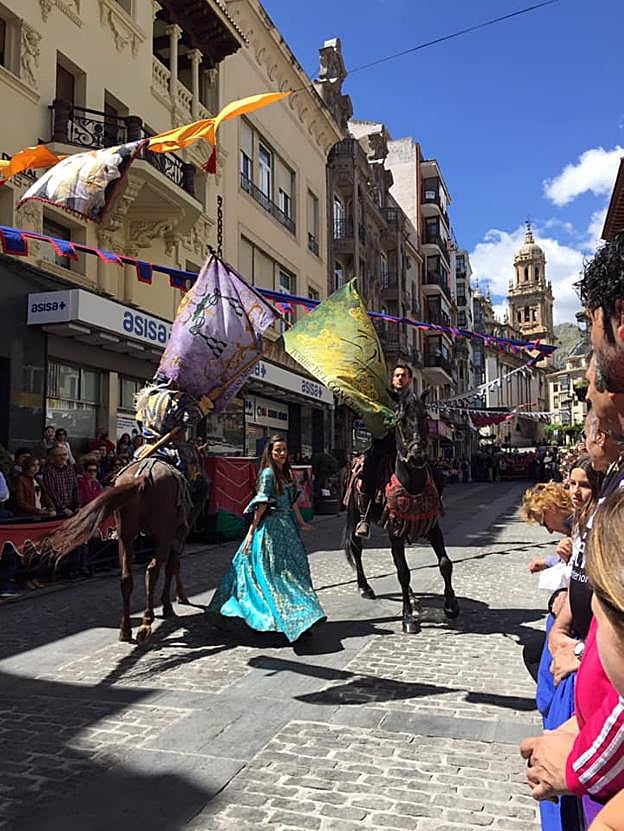 Desfile de caballos con la Catedral de Jaén al fondo. 