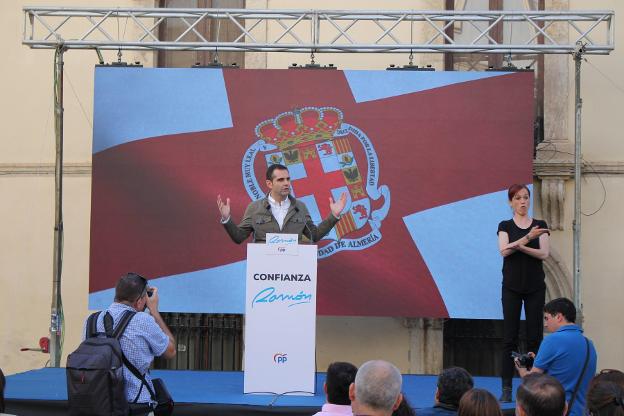 La plana mayor del partido acompañó a Pacheco, que presentó ayer su programa en la plaza de Pablo Cazard. 