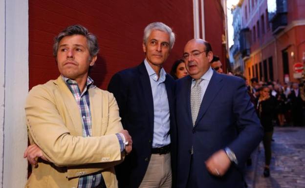 El diputado Adolfo Suárez Illana escucha al candidato a la alcaldía de Granada por el PP, Sebastián Pérez.
