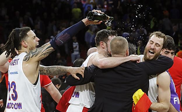 Sergio Rodríguez, con una bandera de España en la mano, celebra con jugadores y cuerpo técnico del CSKA su victoria en la final de la Euroliga
