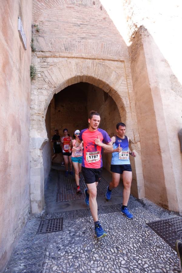 Un total de 13.1 kilómetros, dos menos que la pasada edición, y un desnivel acumulado de 207 metros de auténtica belleza por los barrios del Albaicín y el Sacromonte, dejando la Alhambra a la espalda, sin dejar de recorrer también los espacios más emblemáticos de la capital