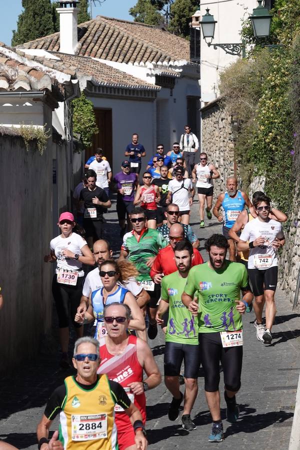 Un total de 13.1 kilómetros, dos menos que la pasada edición, y un desnivel acumulado de 207 metros de auténtica belleza por los barrios del Albaicín y el Sacromonte, dejando la Alhambra a la espalda, sin dejar de recorrer también los espacios más emblemáticos de la capital