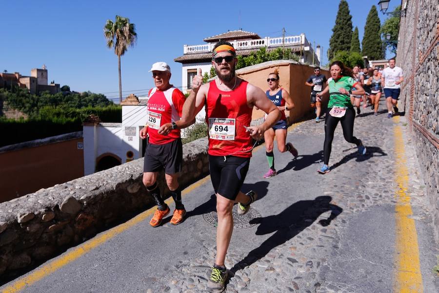 Un total de 13.1 kilómetros, dos menos que la pasada edición, y un desnivel acumulado de 207 metros de auténtica belleza por los barrios del Albaicín y el Sacromonte, dejando la Alhambra a la espalda, sin dejar de recorrer también los espacios más emblemáticos de la capital