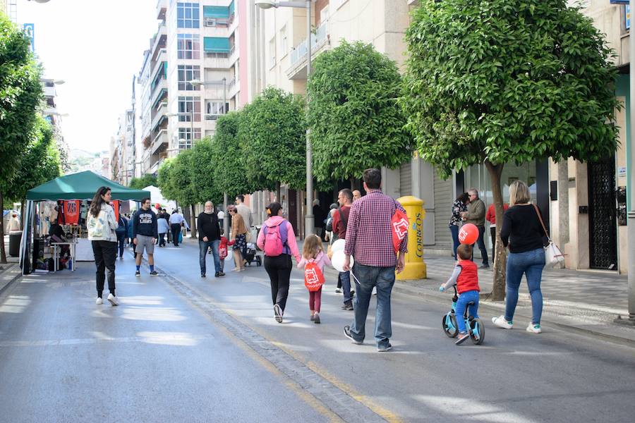 Otra jornada sin tráfico en el centro de la ciudad de Granada y con múltiples actividades para niños y mayores