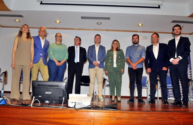 Los nueve candidatos que se presentan en Linares el 26 de mayo.