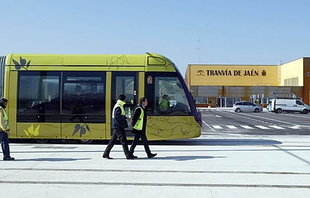 Un autobús urbano pasa detrás de la parada del tranvía de la plaza de las Batallas, en una imagen de archivo.