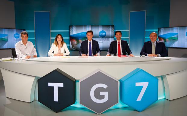 Los candidatos a la alcaldía, minutos antes del debate, grabado a las cinco de la tarde en el estudio de TG7.