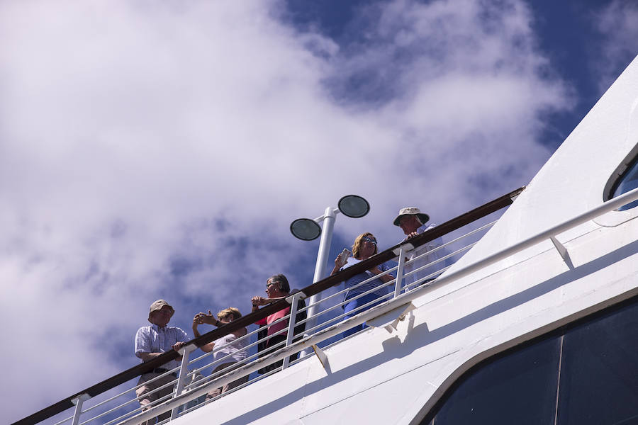 Algunos cruceristas han ido a las playas de Motril y otros, han disfrutado de un espectáculo flamenco a pie de barco