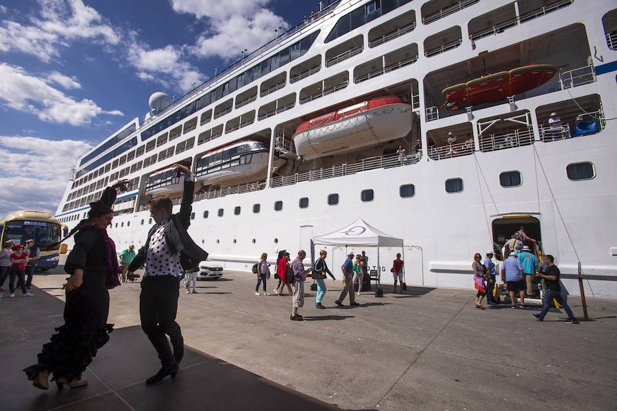 Algunos cruceristas han ido a las playas de Motril y otros, han disfrutado de un espectáculo flamenco a pie de barco
