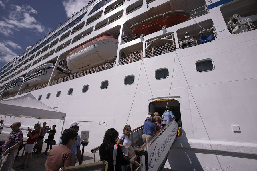 Algunos cruceristas han ido a las playas de Motril y otros, han disfrutado de un espectáculo flamenco a pie de barco