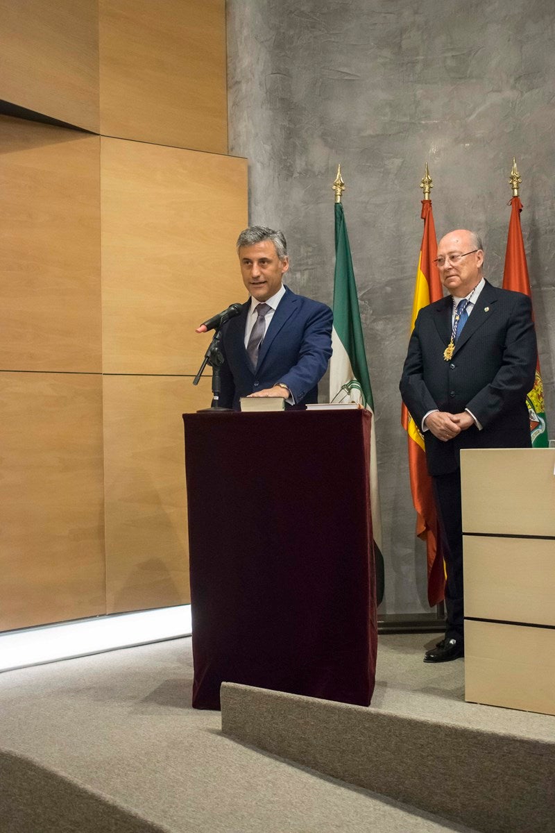 Toma posesión de su cargo Manuel Fuentes, reelegido presidente de los farmacéuticos