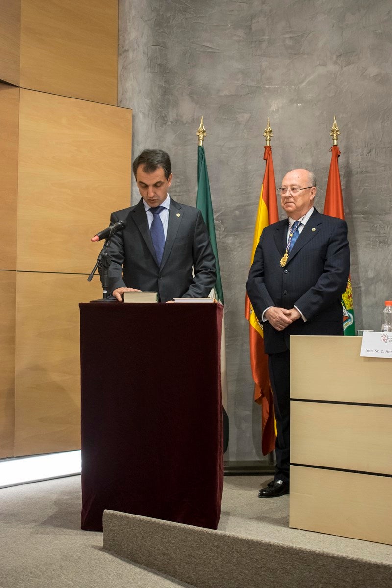 Toma posesión de su cargo Manuel Fuentes, reelegido presidente de los farmacéuticos