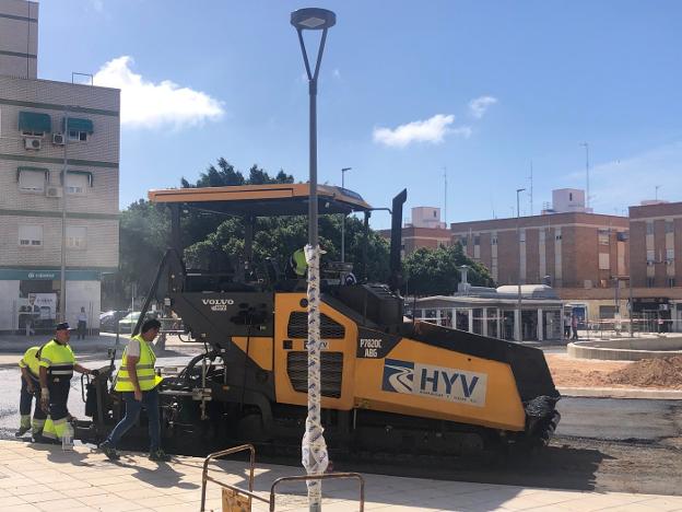 Máquina y operarios trabajando en la pavimentación de la calle Santiago de Nueva Andalucía.