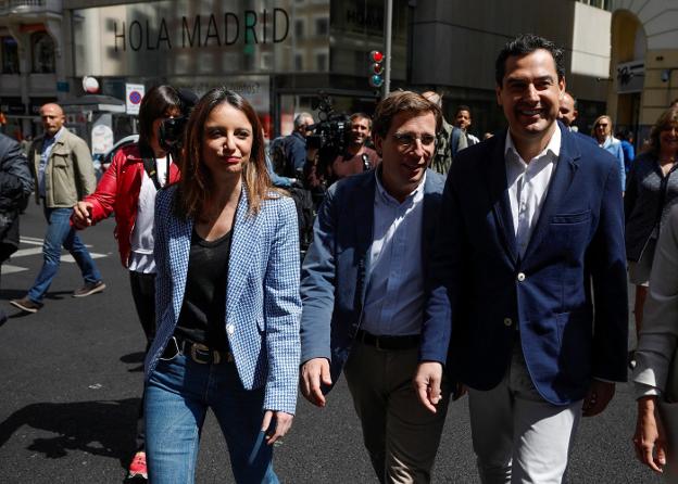 Moreno, ayer en Madrid con el candidato del PP a este Ayuntamiento, Luis Martínez Almeida, y Andrea Levy.