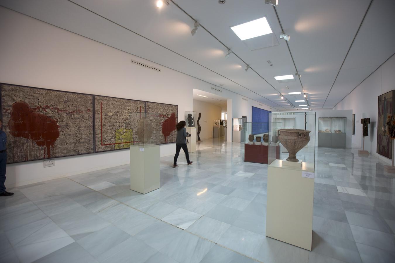 Esta mañana se ha celebrado en el Ayuntamiento el acto de donación del legado del pintor José Manuel Brazam a la ciudad de Granada. Más de 4.000 piezas donde se incluye una colección de arte africano única en España