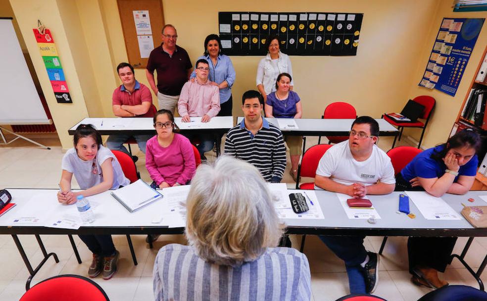 La presidenta de GranaDown, Pilar López Garrido, en uno de los talleres. Al fondo, los directivos Salvador Martínez Jerez, Mercedes Cano Sánchez y María Matilla.