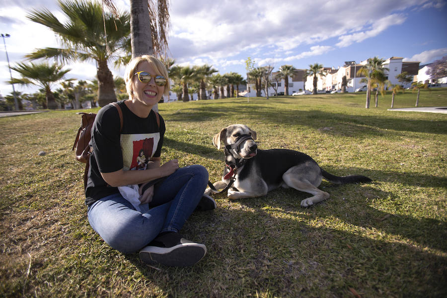 La candidata a la alcaldía de IU-Equo, Inma Omiste, con su perro Roco