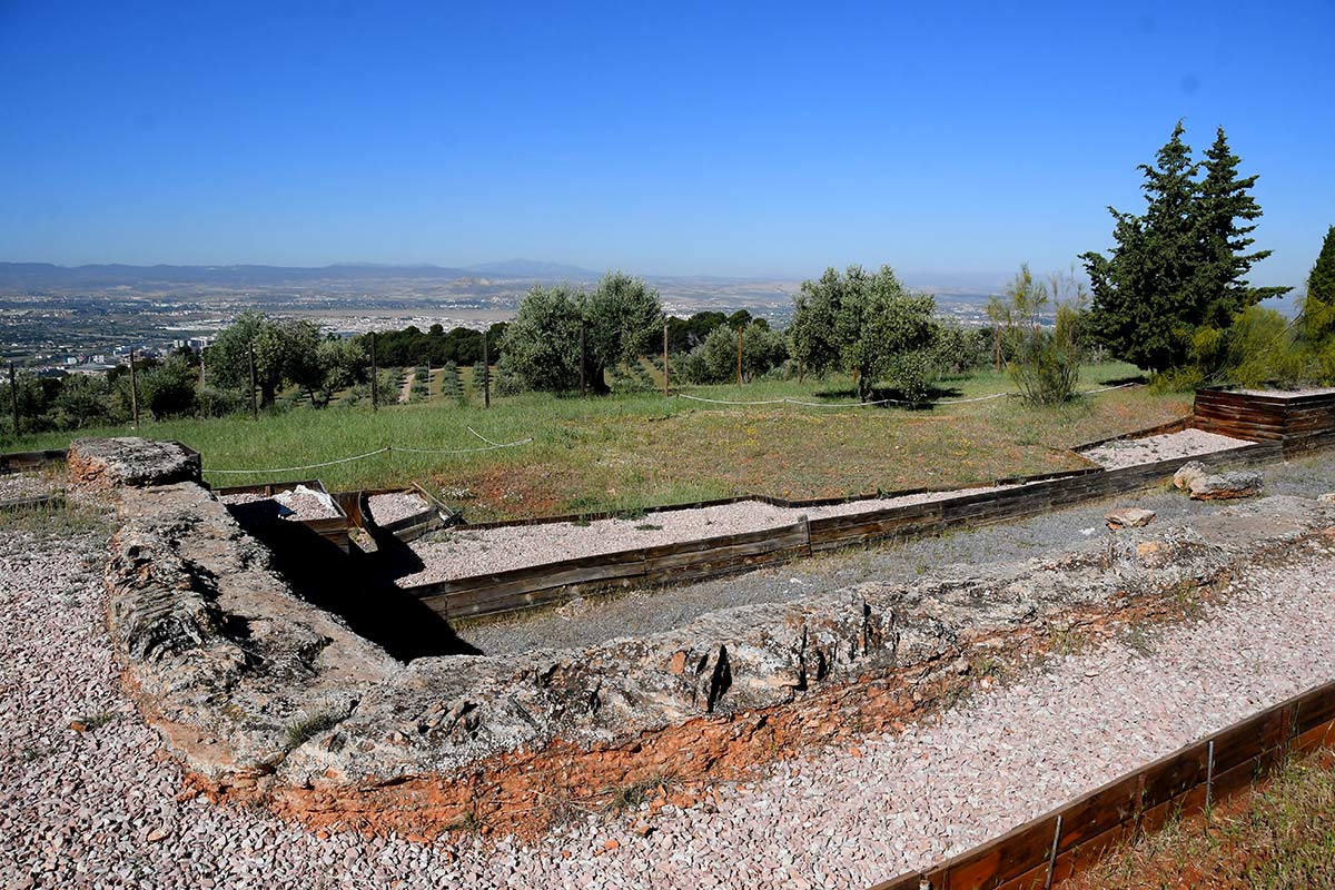 La restauración de la Acequia Real descubre nuevas galerías por las que se elevaba el agua hasta los pozos altos de la Dehesa del Generalife. Entramos en las galerías que discurren en las entrañas del Cerro del Sol