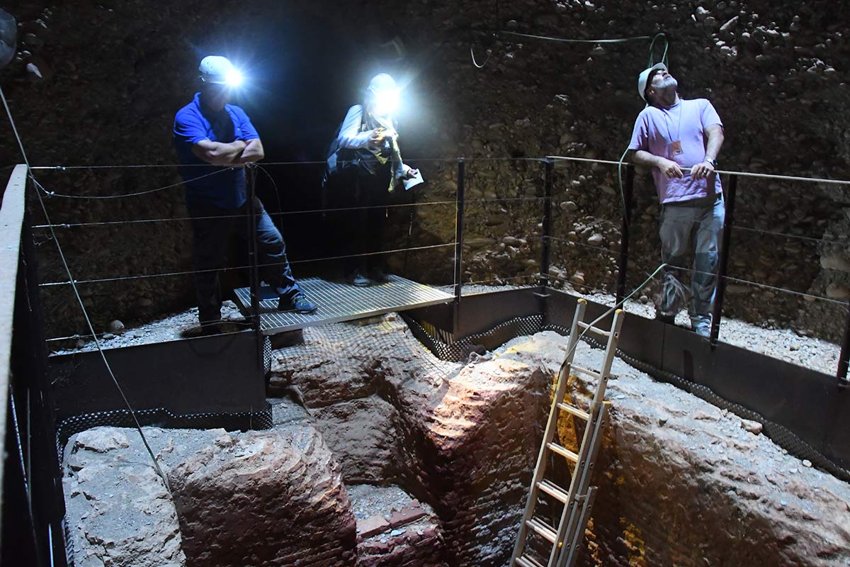 La restauración de la Acequia Real descubre nuevas galerías por las que se elevaba el agua hasta los pozos altos de la Dehesa del Generalife. Entramos en las galerías que discurren en las entrañas del Cerro del Sol