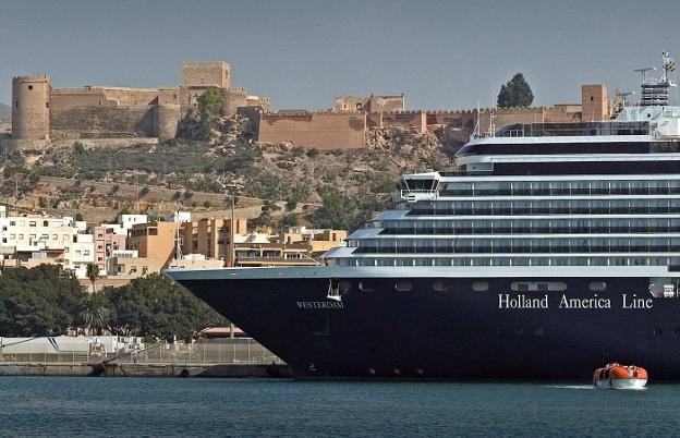 La Alcazaba se ha convertido en un atractivo más para los cruceros que atracan en el Puerto de Almería.