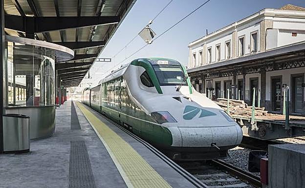 Un tren AVE en pruebas llega a la estación de tren de Granada.